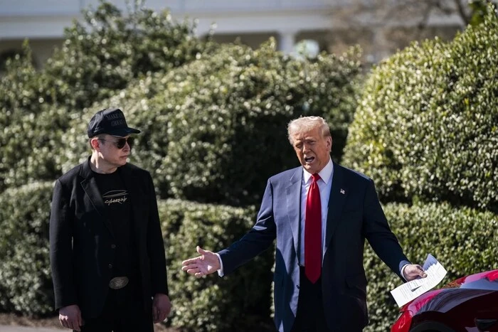 Трамп дивиться на рішення Маска