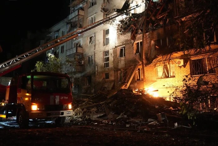 Die RF hat ein fünfstöckiges Gebäude in Mykolajiw angegriffen: Es gibt Tote und Verletzte