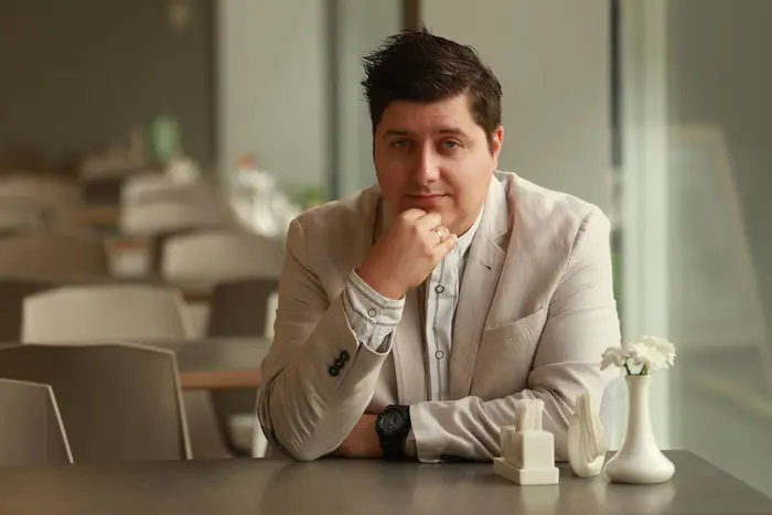 Жирков кінорежисер під час інтерв'ю