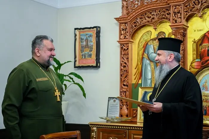 Митрополит Епіфаній дарує подарунок Холодову