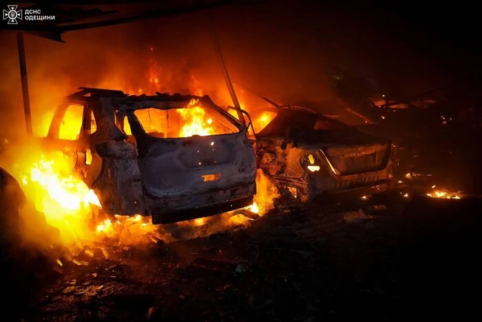 In Odesa region, 20 cars were simultaneously on fire due to a nighttime attack (photo, video)
