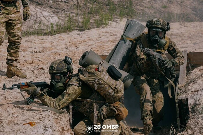Офіцери військової академії на уроці
