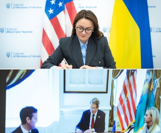 Український та американський прапори на фоні підписаного Меморандуму