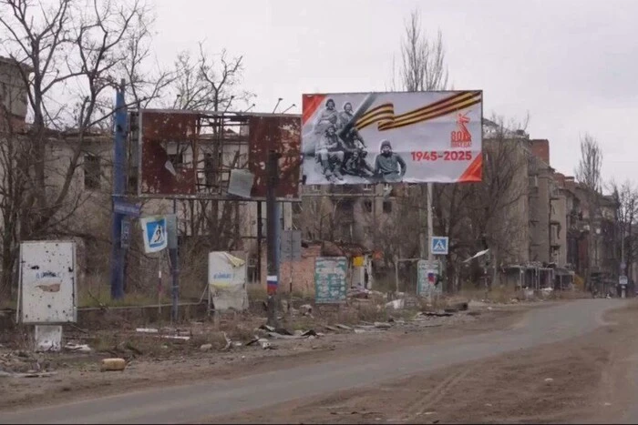 Окупанти руйнують Бахмут перед Днем перемоги