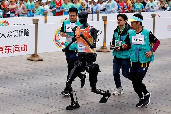 In China fand der erste gemeinsame Halbmarathon zwischen Menschen und humanoiden Robotern in der Geschichte statt