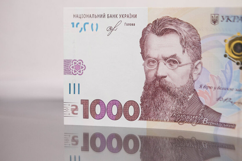 1000 гривень на столі