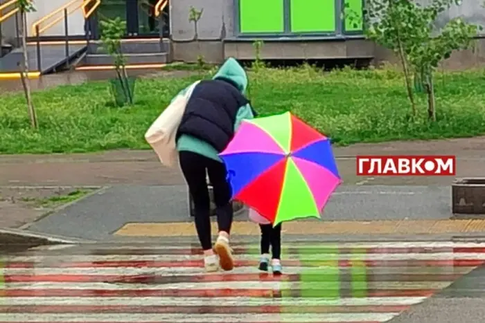 Грози, шквалы и град. Синоптики предупреждают о непогоде в нескольких областях
