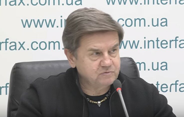 Логотип YouTube на смартфоні