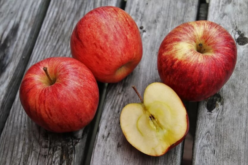 Jabłka już droższe od bananów i pomarańczy: ceny ulubionego owocu w czerwcu zaskoczyły Ukraińców