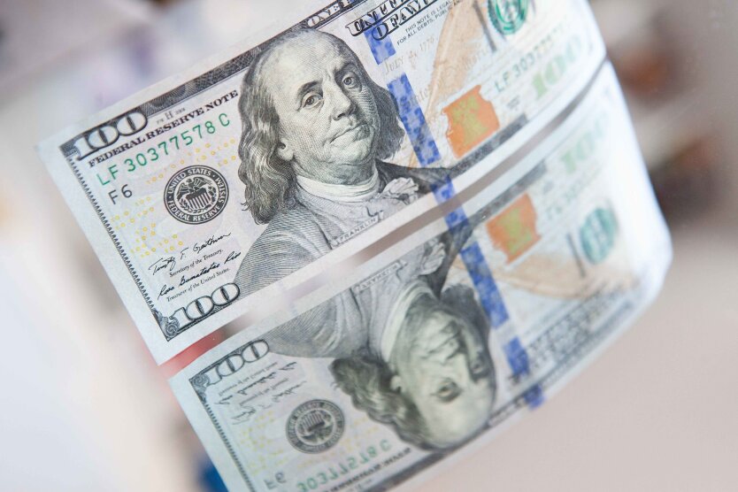 Ukrainern wurde erklärt, wie man Fälschungen beim Dollarwechsel erkennen kann
