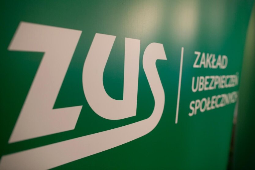 Безкоштовна медицина та пенсія: українцям розповіли про нові умови ZUS у Польщі