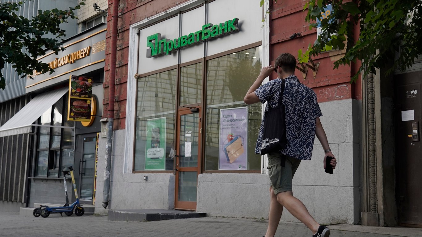 Dollars and euros at PrivatBank - how much currency can be purchased