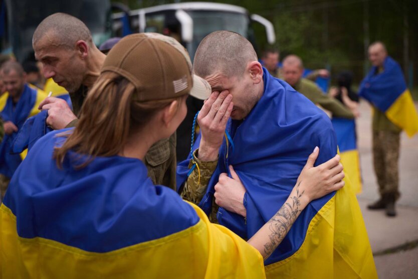 Курс долара, ціни, чи тримається Україна: про що запитують українські військові після повернення з полону